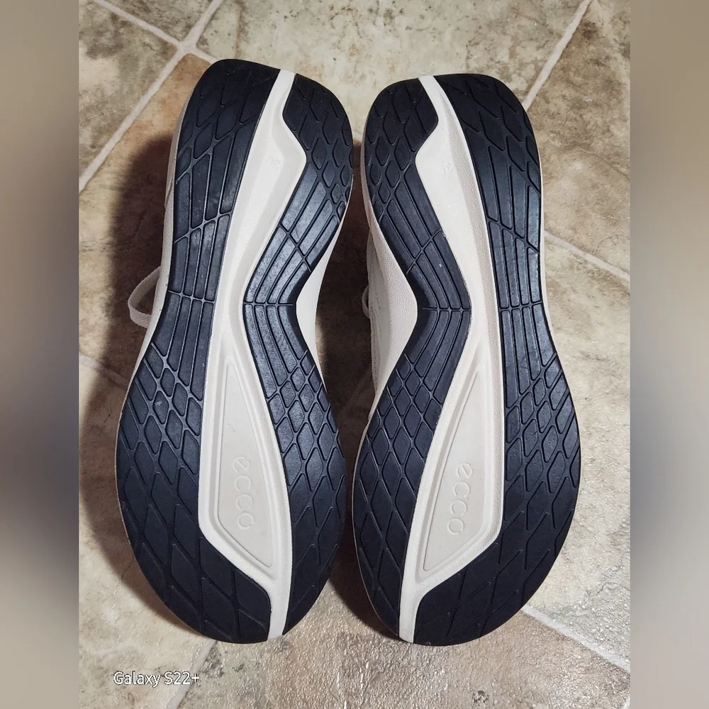 ECCO BIOM 2.2 TRAINERS GOLD. Size 7 - 7.5